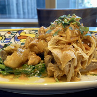 シロッコ - 骨付き鳥もも肉の漁師風煮込み
                  トマトベースの煮込み、最初は塩気も気にならなかったですが、食べ進み料理が冷めてくると塩気が次第に感じられます。
                  ナイフは一切使わずホロホロとした鳥肉、ツナの様な感覚です。