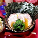 家系ラーメン とらきち家 - チャーシューメンのり増し油多め