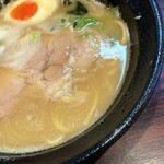 丸新らぁめん食堂 - スープは混ぜると色が変わります。