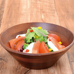 Smoked salmon and mozzarella salad