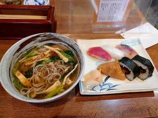 Umai Monodokoro Ichirou - 令和4年1月 ランチタイム
                        寿司盛合せ・蕎麦定食 880円