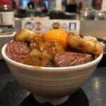 鉄板焼天神ホルモン - ホル玉丼（側面）