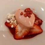 クッチーナ イタリアーナ ガッルーラ - 苺のスープ　練乳のパンナコッタ　苺の濃厚ジェラート