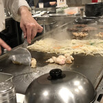 鉄板焼天神ホルモン - 野菜・丸腸を焼く…