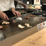 鉄板焼天神ホルモン - 隠し包丁を入れて丁寧な焼き