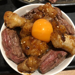 鉄板焼天神ホルモン - ホル玉丼（上から）