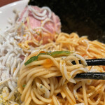 酒肴場 屯 - 混ぜて食べると、上品なカラスミの風味にイクラの塩味とシラスの風味と食感、こだわり卵の旨みがプラスされて、得も言われぬ絶妙な味わい