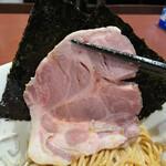 酒肴場 屯 - 主役級の低温調理の肩ロースチャーシューはしっとり柔らかく味付けは上品