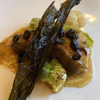 ラ・トゥーエル - タラのポアレ　ブールブランソース これは好み！タラがジューシーで触感がいい。 これはシェフの技。タラはあまりフレンチでいただいたことがないんですが 豆鼓がいいアクセント。すばらしく美味しい。