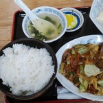 Chuukahanten Gokuu - 本日のサービス品炒肉片セット白身魚のフライ付ご飯大盛り