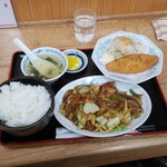 Chuukahanten Gokuu - 本日のサービス品炒肉片セット白身魚のフライ付ご飯大盛り