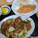 中華飯店 ごくう - 本日のサービス品炒肉片セット白身魚のフライ付ご飯大盛り