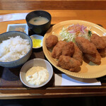 手作り洋食の店 おおさかや - カキフライ定食（1,250円税込）。少しづつ値上げされて来ていますね。タルタルソースは足りません…。