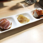 がばちょ - セット（アテ3品+ドリンク1杯/500円） この日のラインナップは、マグロトロてまり鮨・ヒラメからし酢味噌・たこキムチ♡