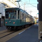 Shirasuya - 電車が道路の上を走っているのは、普通の人には理解できないことです。