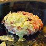 Restaurant Takashi Tanno par 長谷紫‐ゆかり - 鮪の炭火焼きのスモーク　ビーフ出汁のソースで　お米とあおさのチップ