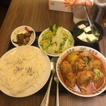 味楽来 - 単品カレーかと思ったら、定食ですね。これに食後のアイスコーヒーとヤクルトです