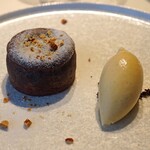 Restaurant Takashi Tanno par 長谷紫‐ゆかり - とろけるショコラ（フォンダン・ショコラ）と 和三盆と濃厚ミルクと地鶏の卵のバニラアイス