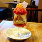 カフェ 寛味堂 - パフェ横からの図  ジェノワーズにリキュールの効いたシロップとか多めに打ってくれてたら更に好みだったかも