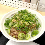 松屋 盛岡大通店 - 厚切りネギ塩豚焼肉丼 580円：ネギ増量サービス期間だったらしくて、肉が見えないくらいのネギ。豚肉は固い。