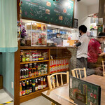 Somtom Roang Pleang - 食材店の様なカウンター