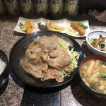 カラオケ居酒歌屋 高秀 - ロース肉5枚まで同料金という太っ腹ランチ