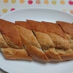 ヤオコーピノ - 料理写真:小麦香るフランスパン　ハーフのスライス¥128+税