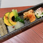 Ginza Yakiniku Sarondo Eijingu Bi-Fu - キムチ、ナムルの盛り合わせ