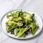 Green salad with crunchy vegetables