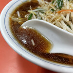 伊勢屋 - ほんのり生姜風味のマイルドなスープ