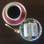 京のおせん処　田丸弥 - 田丸弥の「献上菓、白川路胡麻丹」は、本格的に淹れたコーヒー(特に ブラジル系)にも良く合います。