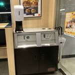 Mcdonalds - ゴミ箱も、高級感がアップしてました〜