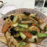 後楽園飯店 - 五目あんかけ焼きそば１９４０円。盛り付けは雑な感じもありますが、海老はぷりぷりで味も濃く、とても良かったです（╹◡╹）