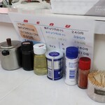 ミスターギョウザ - 卓上備品の様子。