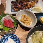 Harura - 選べる定食には最初から刺身と小鉢がセットになってました、この日の小鉢は切干大根とだし巻き玉子でした。
