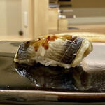 日本橋蛎殻町 すぎた - 穴子は煮詰めで
      すぎたさんでは、塩か煮詰めと選べるので、煮詰めをいただきました。
      ありふれた言い回しですが、ふっくらと炊いた塩梅が良く、とても美味しい江戸前鮨です。