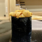 日本橋蛎殻町 すぎた - ウニ軍艦巻き
      とろけるとはまさにこのウニです！
      甘みが強くシャリとパリパリな海苔との共演が素敵です。