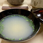 日本橋蛎殻町 すぎた - 浅利汁
      しじみ汁やはまぐり汁は良くいただきますが、浅利汁は余りいただいた記憶がありません。
      浅利の身は入ってませんが、このお椀にはどれだけの浅利が使われているのでしょう、すぅーと旨味が染みてきました。