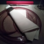Restaurant L'Equateur - セッティング。赤い箱の中は箸。オマージュとかで使ってるのと同じ箸やね。
