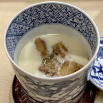 日本橋蛎殻町 すぎた - 穴子の茶碗蒸し
      ほっとする温かさに思わずニッコリ。
      穴子は蒸さずに焼いているので、皮目に少し香ばしさが残り風味が良いです。