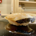 日本橋蛎殻町 すぎた - 鰆
      皮目は軽く藁焼きされ、燻された香りがほんのりと感じられます。
      冬の鰆が一年で一番美味しいですね！