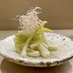 日本橋蛎殻町 すぎた - ひろっこのお浸し
      ひろっこはアサツキの若芽、山形や秋田では春一番の野菜として雪の下から収穫するそうです。
      生では涙が出る程辛いようですが、さっと湯がく事でシャキシャキとして甘みも薄っすら感じられます。