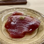 日本橋蛎殻町 すぎた - 京都舞鶴の鰹
      肉厚な鰹に脂が乗り艶がありますが、さっぱりとして上品な味わい。
      歯触りの良さは言葉では言い尽くせません！
      上には地辛しをちょこんと、和辛子よりも香りも辛みも強く鰹の風味が引き立ちますね。
