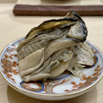 日本橋蛎殻町 すぎた - おつまみ追加　牡蠣味噌漬け
      水分が適度に抜け旨みにコクが加わり、お酒のあてとして秀逸なのです。