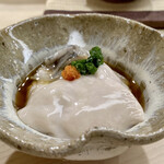 日本橋蛎殻町 すぎた - 生牡蠣
      うわぁ、なんて濃厚な牡蠣なのでしょうか！
      とろんとろんな牡蠣は、口の中でとろけちゃいます。
      ポン酢が強くなく牡蠣の味を損ねないバランスの良さ、隅々まで丁寧な仕事が施され、素晴らしいです。