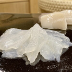 日本橋蛎殻町 すぎた - 北海道野付の天然帆立貝柱
      繊細な歯触りに際立つ甘み、凄く美味しいです。
      
      神奈川県長井のカワハギ
      透き通る様な身の美しさ、肝の脂とコクが蛋白な身に旨みを重ね素晴らしい味わいです。