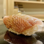 日本橋蛎殻町 すぎた - 金目鯛 炙り
      炙る事で皮目からは香りが、身に混在する脂がより感じられこちらも美味。