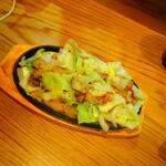 卓 - 牛ホルモン野菜鉄板その１