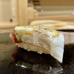 日本橋蛎殻町 すぎた - 愛媛産シマアジ
                                食感がなんて良いシマアジなんでしょう！
                                シャリと一緒に口にした時のほどけ具合が素晴らしい。
                                旬は夏から秋頃かと思ってましたが、産地により変わるのでしょうか、とても上品な脂があります。
                                