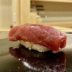 日本橋蛎殻町 すぎた - 伊豆下田 鮪 赤身漬け 石司より
      旨味と酸味がバランスの良い鮪、シャリとのバランスも良くその相乗効果は素晴らしい味わいです。
      もう一貫追加しておけばと今更ながら。
      